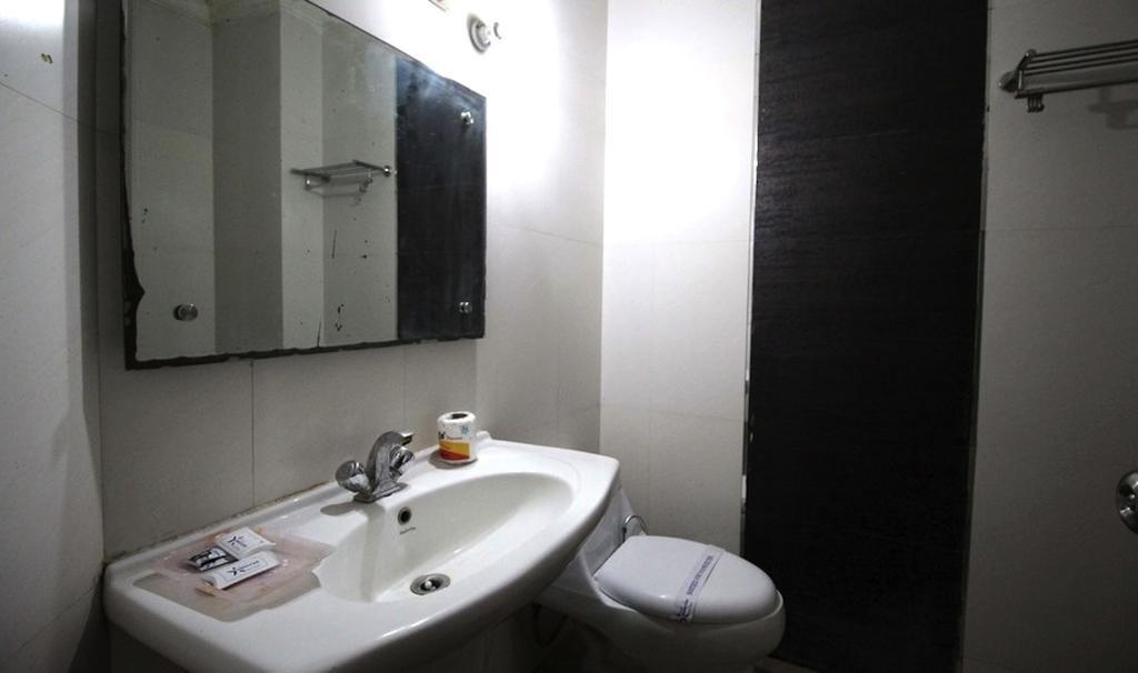 Hotel Unistar New Delhi Extérieur photo
